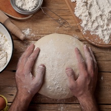 Deeg wordt gekneet voor vers glutenvrij brood. Is glutenvrij brood gezond?