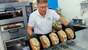 Vers brood met bakker